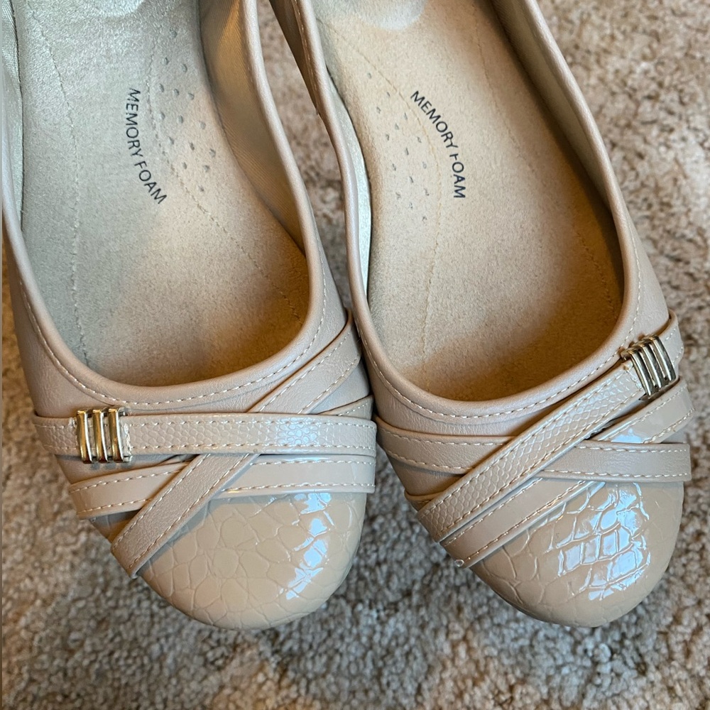 Time & Tru size 8.5 nude womens flats